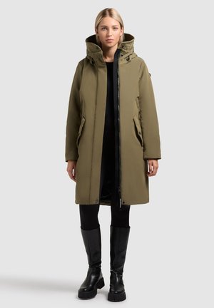 Olivgrüner Parka mit Kapuze, Reißverschluss vorne und zwei Seitentaschen. Glattes, wasserabweisendes Material und schwarze Akzente am Reißverschluss.