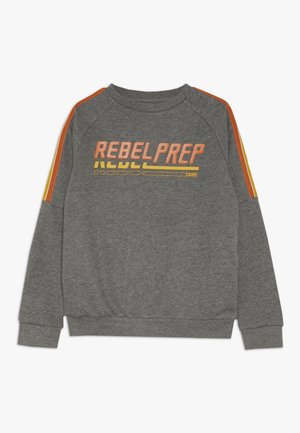 Grå crewneck sweatshirts med orange og gule striber på ærmerne og teksten "REBEL PREP" i orange og gult på forsiden.