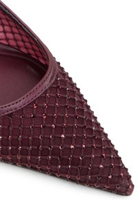 Burgundské lodičky s špičatou špičkou s texturovaným síťovinovým svrškem s diamantovým vzorem a rozptýlenými kamínky pro zvýšení detailu.