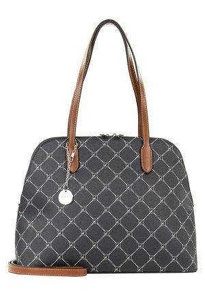 Schwarze Handtasche mit weißem Diamantmuster, braunen Ledergriffen, abnehmbarem Riemen und einem runden silbernen Anhänger, der an einem Griff hängt.