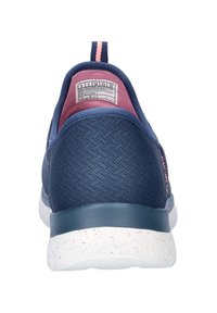 Navy sneaker met een gestructureerde bovenkant, roze accenten, gevoerd hakje en gespikkelde witte zool. Achteraanzicht dat de lus en het maatlabel benadrukt.