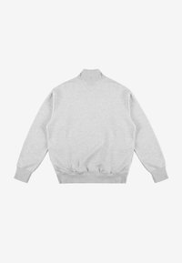 Jasnoszara bluza z wysokim kołnierzem, ściągaczami na rękawach i dole. Miękka tekstura, luźny krój i bez widocznych logo lub wzorów.