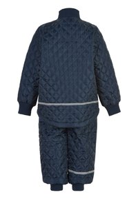 Set de jachetă și pantaloni matlasat de culoare bleumarin, cu cusături în formă de diamant, manșete ribbate și dungi reflective pe pantaloni pentru vizibilitate.