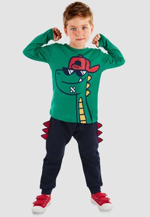 Denokids, BEKLEIDUNG DINO BOY T-SHIRT&PANTS SET - Pantalones deportivos - navy blue-green cff-s-