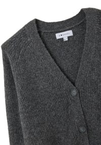 Cárdigan gris de punto con escote en V, tejido texturizado y dos botones grises en el frente. Etiqueta visible con el nombre de la marca y la información de la talla.