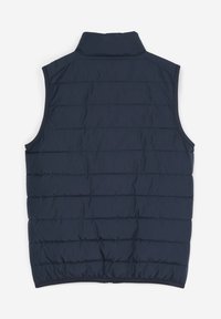 Dunkelblaues isoliertes Weste mit hohem Kragen, horizontaler Steppung und Armausschnitten. Glatte Textur, entworfen für Wärme und Beweglichkeit.