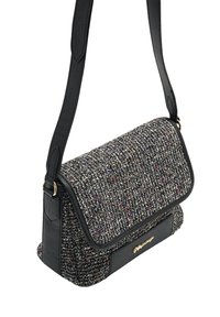 Schultertasche aus schwarzem und mehrfarbigem Tweed mit einem umklappbaren Deckel, goldenen Beschlägen und einer strukturierten Oberfläche; verfügt über einen breiten Trageriemen.