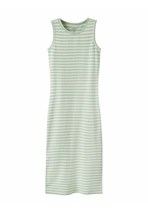 Ujjatlan, térd alá érő ruha vízszintes világoszöld és fehér csíkokkal, bordázott textúrával és kerek nyakkivágással.