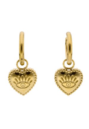 Cercei cu cerc de aur cu talismane în formă de inimă, prezentând un design în relief cu un ochi și gene, fiecare talisman fiind încadrat cu mărgele mici rotunjite.