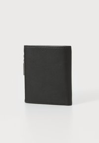 Billetera de cuero negro con una textura suave, diseño bifold y bordes limpios. Presenta costuras sutiles y un perfil minimalista.