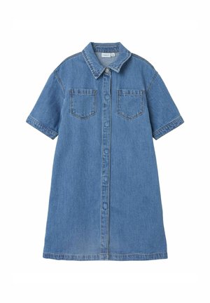 Jeanshemdkleid in Hellblau, mit spitzem Kragen, kurzen Ärmeln, vorderem Knopfverschluss und zwei Brusttaschen.