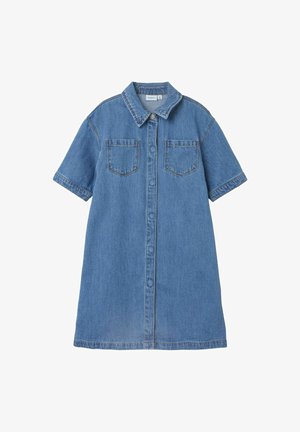 Robe chemise en denim bleu clair, avec un col pointu, des manches courtes, une fermeture à boutons sur le devant et deux poches poitrine.