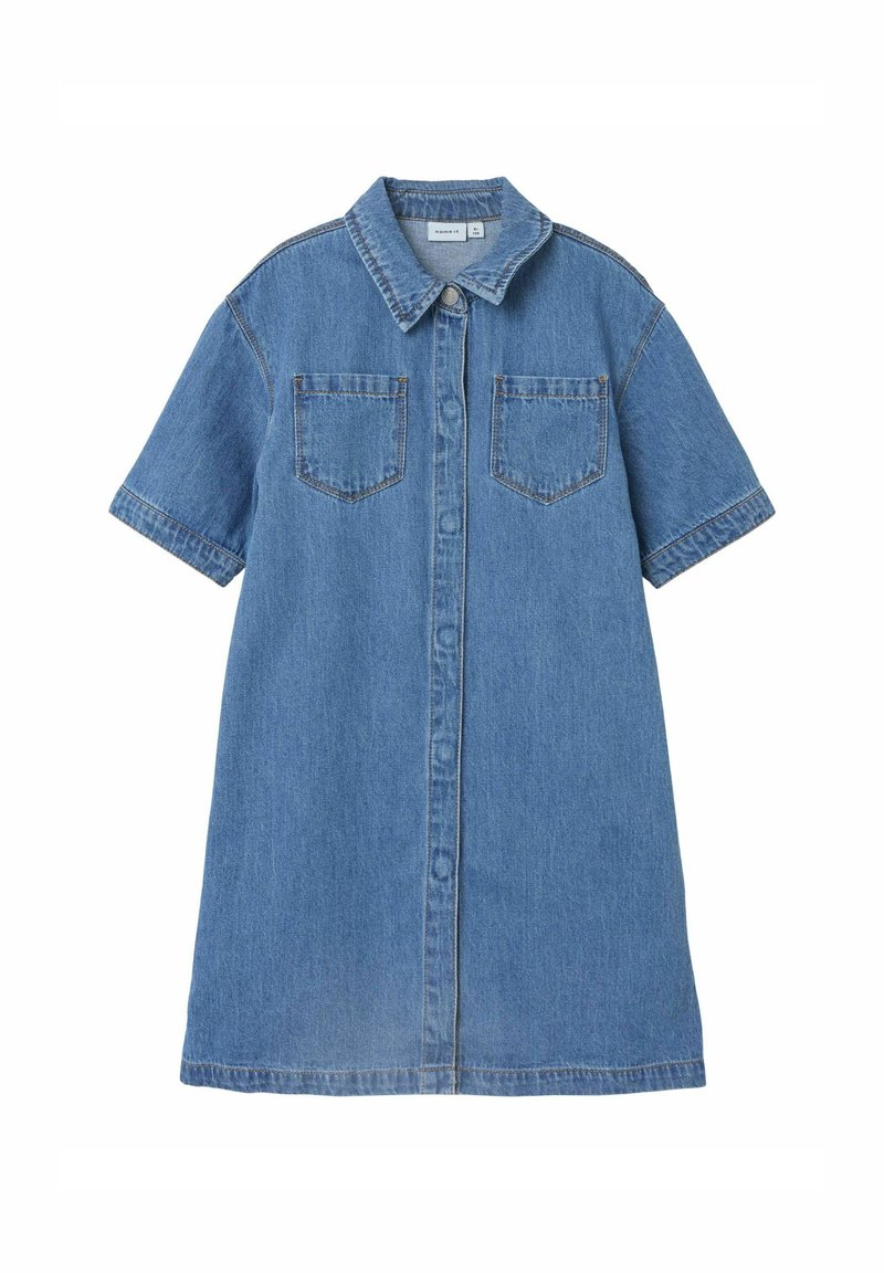 Robe chemise en denim bleu clair, avec un col pointu, des manches courtes, une fermeture à boutons sur le devant et deux poches poitrine.