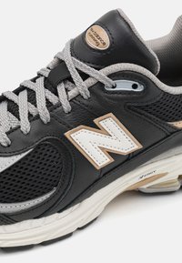 New Balance M2002 UNISEX - Sneakers laag - black