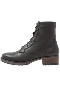 Botas de cuero negras hasta el tobillo con punta redondeada, cordones en la parte delantera y tacón de madera bajo. Presentan una textura suave y sutiles detalles de costura.