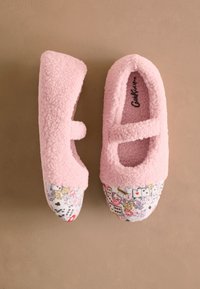Ružové chlpaté papuče s jemným textilným zvrškom, obsahujúce remienok a vzorovaný materiál na špičke s kvetinovými a hernými motívmi.