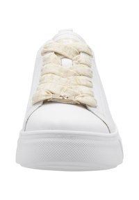 Baskets blanches avec une tige synthétique lisse, une semelle en caoutchouc épaisse et des détails texturés. Elles présentent des lacets tissés beige avec un accent en métal doré.