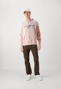 Tommy Hilfiger LOGO HOODY - Mikina s kapucňou - pink crystal