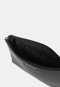 Pochette grigia con texture e chiusura a zip, dotata di un interno nero, una piccola tasca interna e un'etichetta metallica sul fronte.