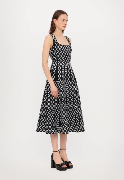 Maje RUSSELY - Strickkleid - noir/blanc