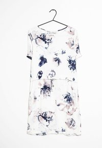 Abito a stampa floreale bianco, con scollatura rotonda, maniche corte e vita arricciata con cordoncino. I colori includono blu navy e rosa pallido.