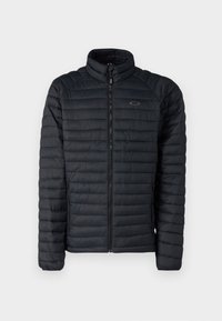 Czarna kurtka puchowa z poziomym pikowaniem, wysoki kołnierz, pełny zamek błyskawiczny i kieszenie boczne. Posiada subtelne logo na klatce piersiowej.