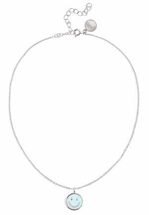 Silberne Kette mit rundem Anhänger in Form eines blauen Smileys und verstellbarem Verschluss mit kleinem runden Charm.