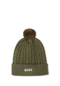Berretto lavorato a maglia verde con motivo a treccia, dotato di un pompon in pelliccia sintetica marrone sulla parte superiore e con un risvolto che presenta la scritta "BOSS" ricamata in bianco.