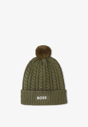 Groene gebreide beanie met een kabelpatroon, voorzien van een bruine nepbont pompon bovenop en een omgeslagen rand met "BOSS" geborduurd in het wit.