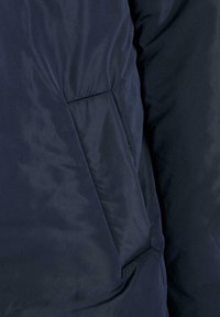 Navyblaue gepolsterte Jacke mit einer glatten, glänzenden Oberfläche, die auf der linken Seite eine Nahttasche und keine sichtbaren Beschläge oder Akzente aufweist.