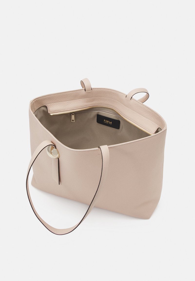 Beige Leder-Tragetasche mit glatter Textur, zwei oberen Griffen und einer inneren Reißverschlusstasche. Sie verfügt über ein einfaches, offenes Design.