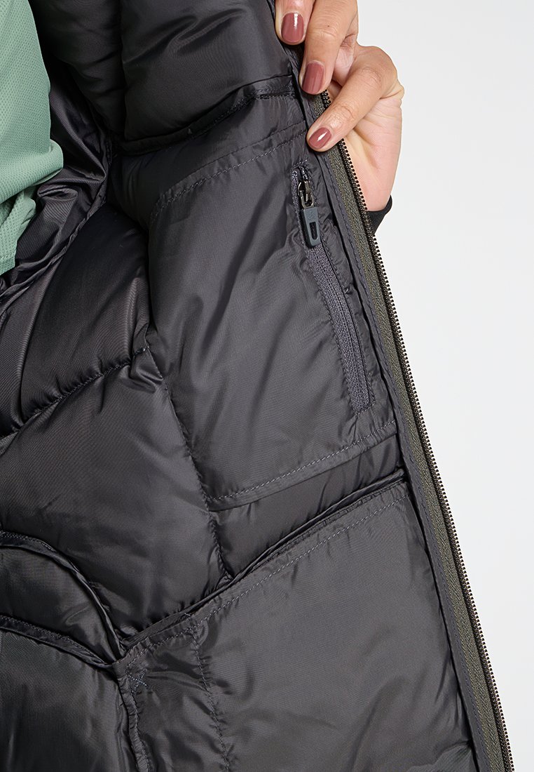 Schwarze Pufferjacke mit gestepptem Innenfutter, einer seitlichen Reißverschlusstasche und strukturiertem Stoff. Verfügt über funktionale Designelemente.