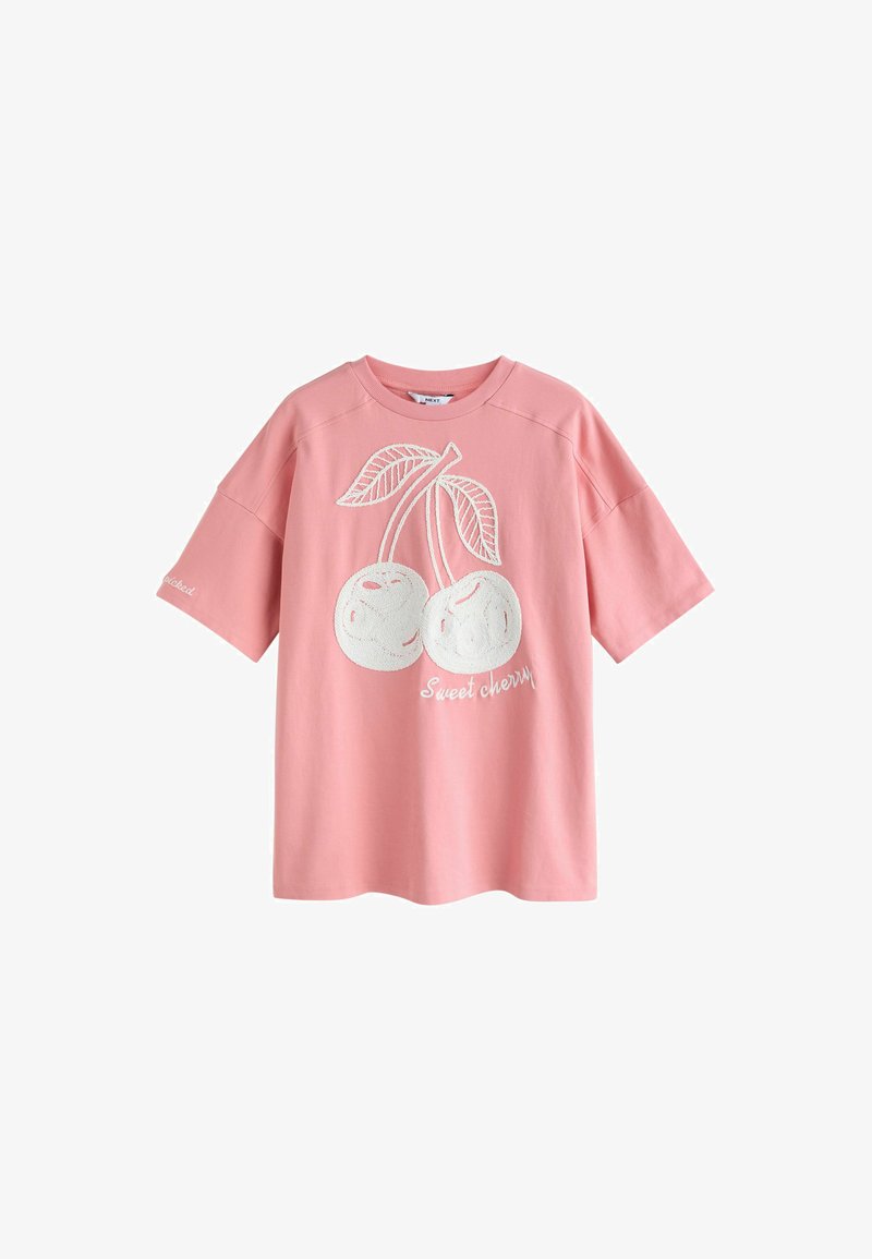 T-shirt en coton rose avec un motif de cerise brodée blanche et le texte "Sweet cherry", à épaules tombantes et manches courtes.