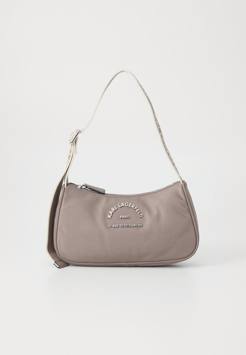 Kaki tyghandväska med en rundad design, silverdragkedja och en krämfärgad rem. Har präglad logotypdetaljering på framsidan.