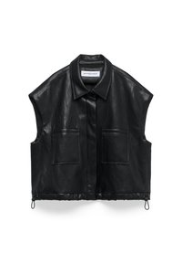 Giubbotto in pelle nera corto con colletto, ampie tasche frontali e una texture liscia. Presenta un cordino regolabile all'orlo.