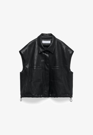 Zwarte leren cropped vest met een kraag, grote zakken aan de voorkant en een gladde textuur. Voorzien van een verstelbare trekkoord aan de onderkant.