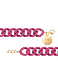 Bracciale in resina rosa con link lucidi, chiusura in tono oro e ciondolo circolare con la parola "ice" incisa.
