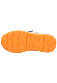 Podešev boty vyrobená z oranžové gumy s texturovanými gripovými vzory. Obsahuje logo a tvarovaný design pro zvýšenou trakci a odolnost.