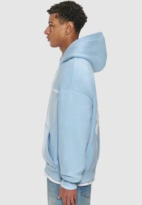 Dropsize HEAVY  PRAY LOVE HUSTLE - Kapuutsiga pusa - baby blue