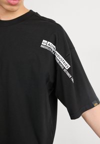 Alpha Industries FLOCK LOGO  - Triko s potiskem - black