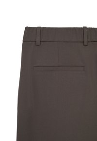 Braune maßgeschneiderte Hose mit flacher Vorderseite, zwei Gürtelschlaufen und einer Gesäßtasche. Hergestellt aus strukturiertem Stoff mit glatter Oberfläche.