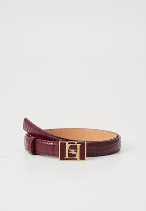 Ceinture en cuir bordeaux avec motif crocodile, dotée d'une boucle carrée en métal doré avec détail de logo et d'une doublure intérieure lisse.