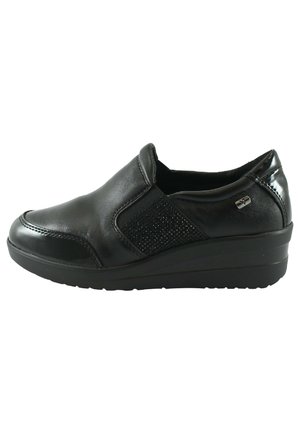 Scarpe slip-on in pelle nera con un pannello testurizzato e accenti elastici sui lati. Presentano un tacco basso a cuneo e una punta arrotondata.
