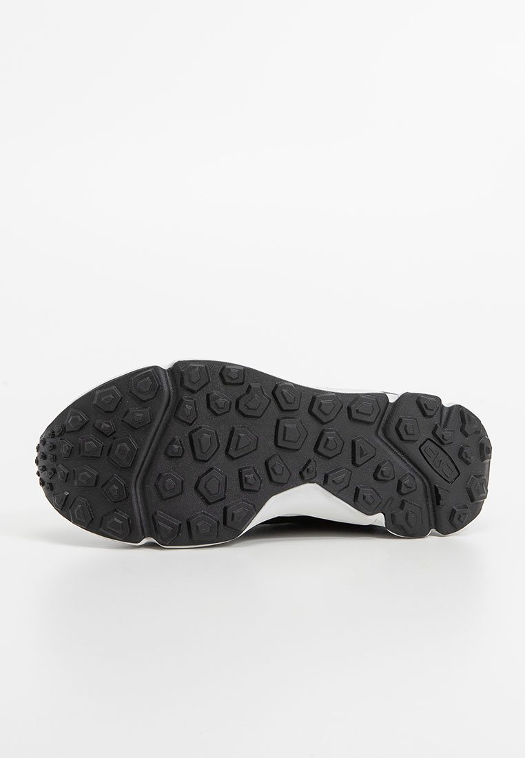 Schwarze Laufschuhsohle mit einer strukturierten Gumm Oberfläche, die hexagonale und diamantartige Muster für besseren Halt aufweist. Weiße Zwischensohle als Akzent.