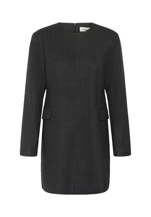 Zwarte pinstripe jurk met lange mouwen, twee voorzakken, ronde halslijn en een rits aan de achterkant. Gemaakt van een getextureerde, lichte stof.