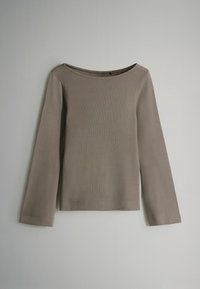 Dlhý rukáv sivo-hnedej farby, s širokým výstrihom a jemnou rebrovanou textúrou, s rovný strihom a bez viditeľných zapínaní.