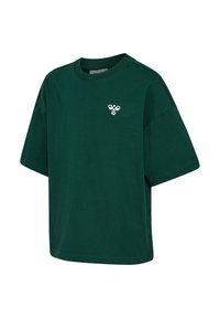 Oversize koszulka w ciemnozielonym kolorze z krótkim rękawem, okrągłym dekoltem i małym białym logo pszczoły na lewej piersi.