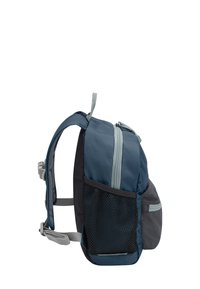 Sac à dos bleu et gris avec poche latérale en maille, double zippers, bretelles rembourrées et un design épuré. Fabriqué en tissu durable avec une finition mate.