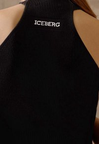 Černý žebrovaný top bez rukávů s vysokým límcem, na zadní straně s bílým logem "ICEBERG" a vypasovaným střihem.