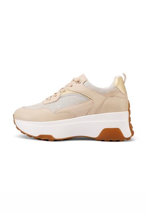 Beżowe sneakersy z siateczkowym i zamszowym wierzchem, białą podeszwą pośrednią i gumową podeszwą. Posiadają okrągłe sznurowadła i małą pętelkę na pięcie.